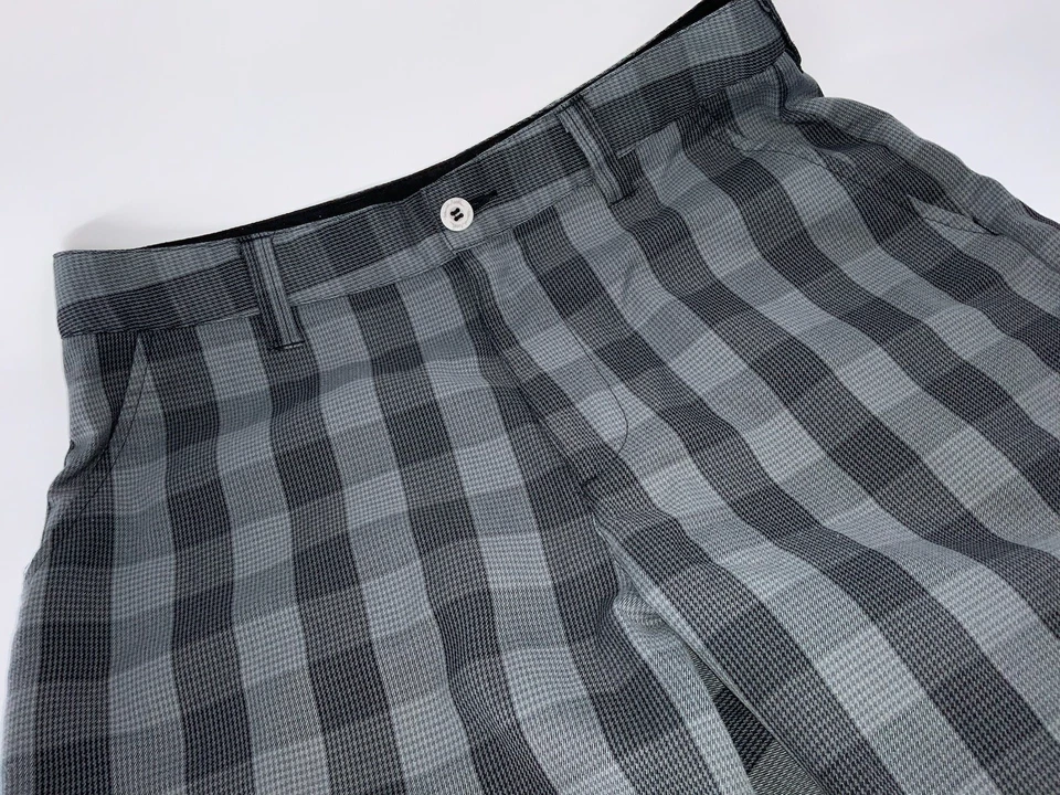Pantalones Cortos de Golf Travis Mathew Talla 32 Gris Cuadros Poli Rayón Frente Plano YGI E2-480 Foto 3 de 4