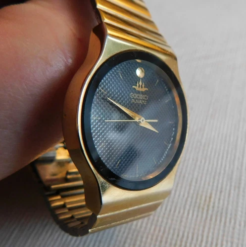 VINTAGE WOMEN'S SEIKO BLACK DIAL GOLD TONE QUARTZ WATCH 5Y91-601A - WORKS !
