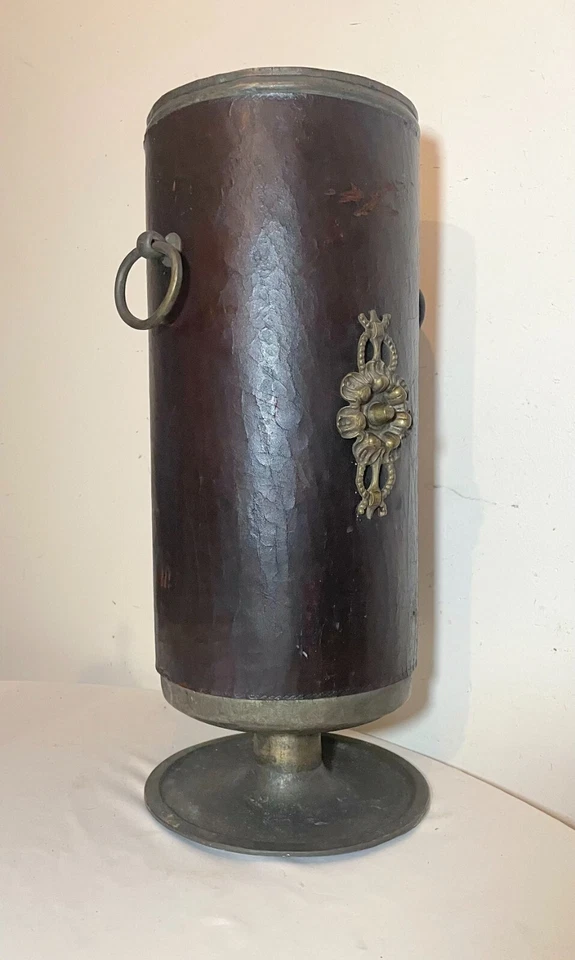 antiguo soporte bastón para paraguas con patas de bronce envuelto en cuero de principios de 1800 Foto 3 de 4