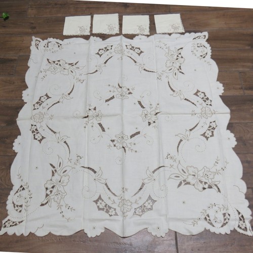 Vintage Ivory Linen Floral Embroidered Cutwork Tablecloth &4 Napkins Set 42"