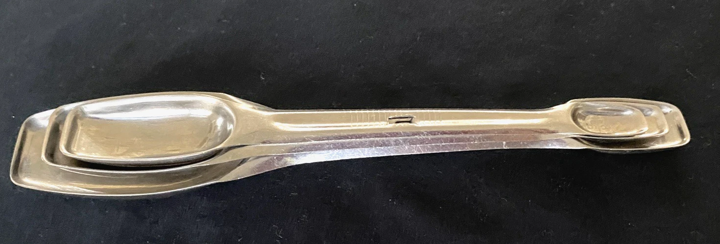 Vintage "Foley" Stainless Measuring Spoon Set Double-Ended Nesting Snap-Lock EUC
Opens in a new wind