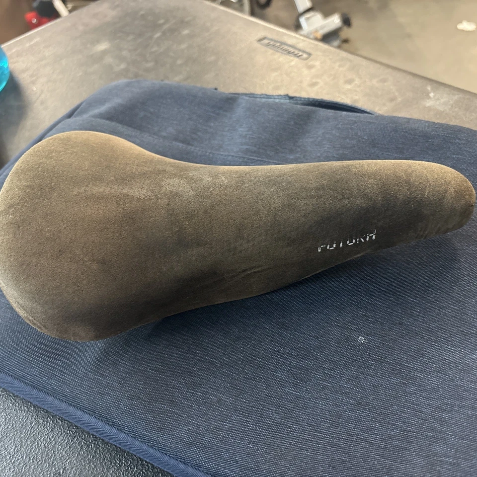 Asiento de sillín vintage Selle Futura de cuero gamuza marrón Foto 2 de 4