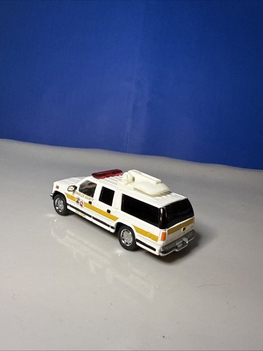 Custom Code 3 1:64 Los Angeles County Fire Department GMC Suburban Command SUV - Picture 5 of 5
