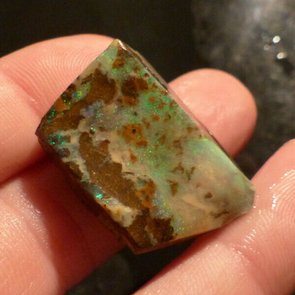Opale boulder brute naturelle de 40.80cts riche en reflets pour taille lapidaire