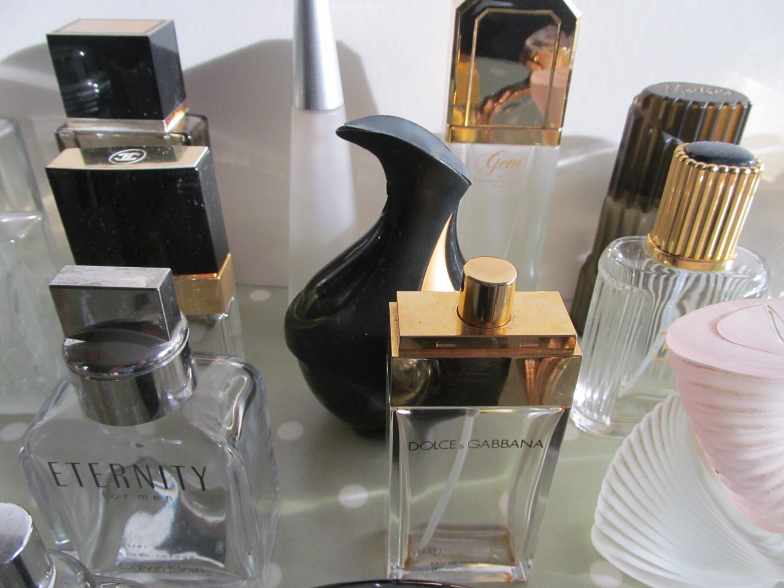 COLLECTION OF 33 EMPTY VINTAGE PERFUME / FRAGRANCE BOTTLES JOB LOT