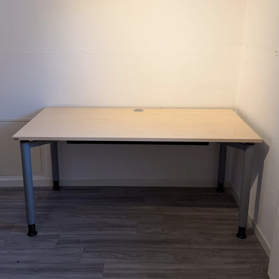 Neuwertiger Schreibtisch ASSMANN B160 T80cm , Höhenverstellb., TOP Zustand