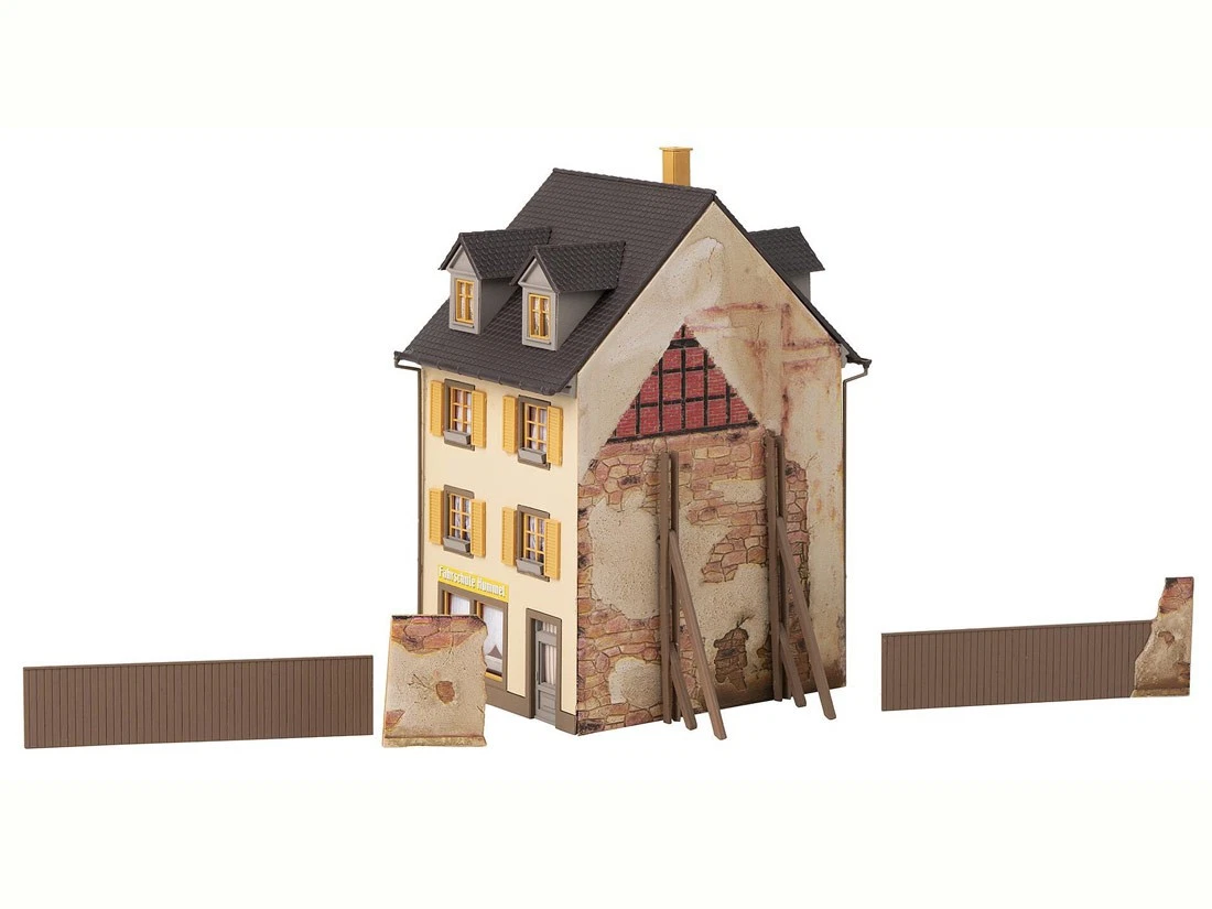 Faller 130692 H0 Altstadthaus mit Bretterzaun