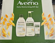 Aveeno Daily Moisturising Gift Set for Normal to Dry Skin, with Soothing Oat Ext