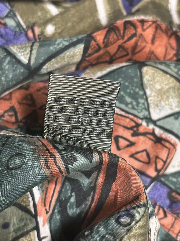 Camisa masculina vintage Robert Stock 100% seda com botões tamanho XL abstrata multicolorida - Imagem 4 de 4