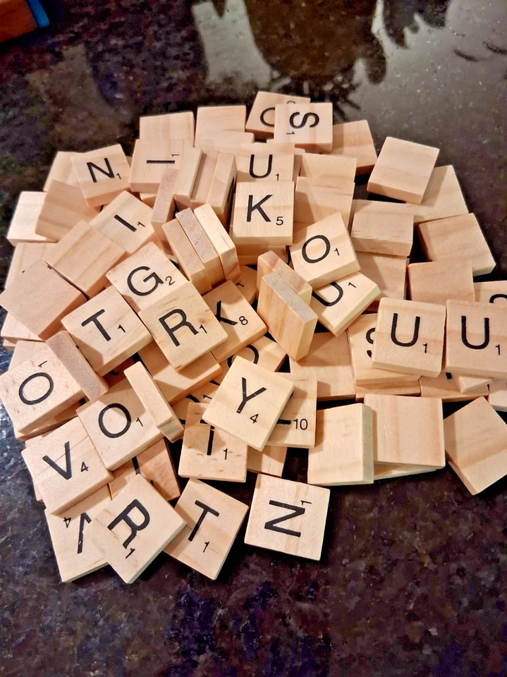 Conjunto completo de 100 azulejos de letras de scrabble peças de jogo originais de madeira letras de madeira  - Imagem 3 de 4