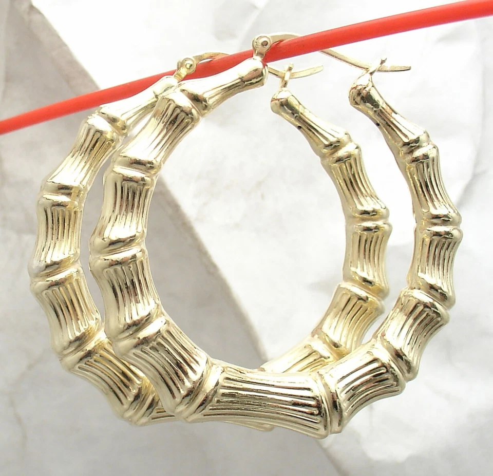 Pendientes de aro Technibond de bambú graduados de 2" enchapados en oro amarillo de 14K en plata 925 Foto 2 de 4