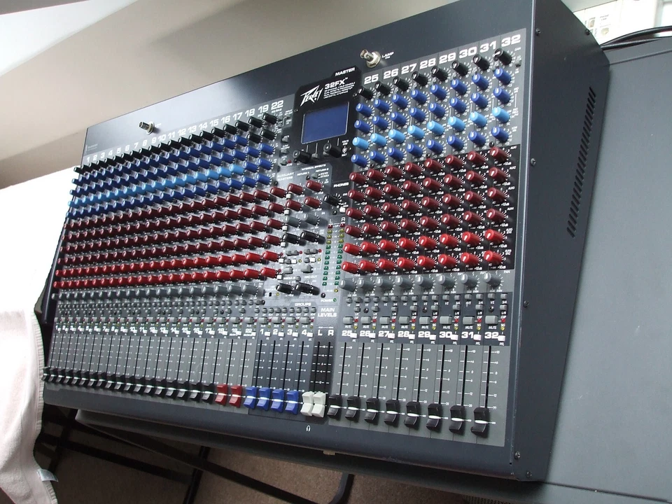 Peavey 32FX Studio 32 Channel mixer-Excellent Condition-Dual-FX - Image 2 of 4