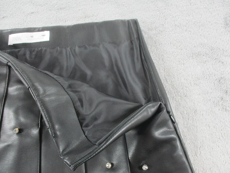 Falda Zara Niñas 10 140 Negra Plisada Imitación Cuero Tachonado Mini Forrada Cremallera Lateral Foto 2 de 4