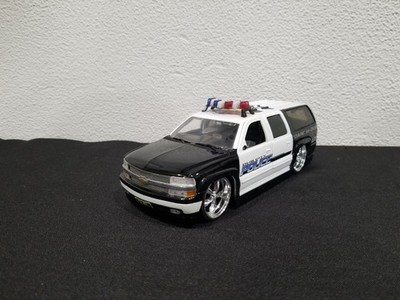 ミニカー DUB CITY 2000 CHEVY SUBURBAN POLICE s-l400.jpg
