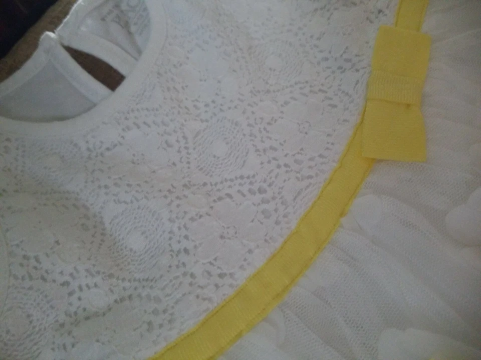 Vestido floral y ojales para niños 9-12 Mos. Poco uso. Foto 3 de 4