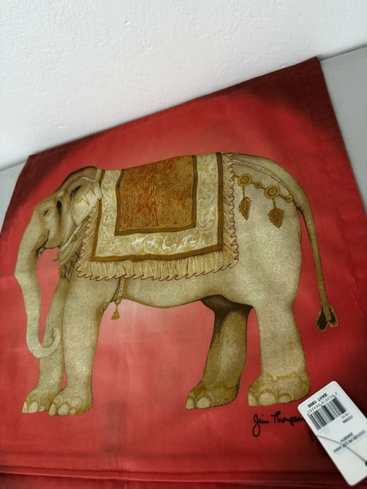 Funda de almohada Jim Thompson naranja quemado con estampado de elefante Foto 4 de 4