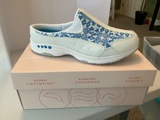 EASY SPIRIT WOMEN'S TRAVELTIME 7W WIDTH CLASSIC MULES white/Blue