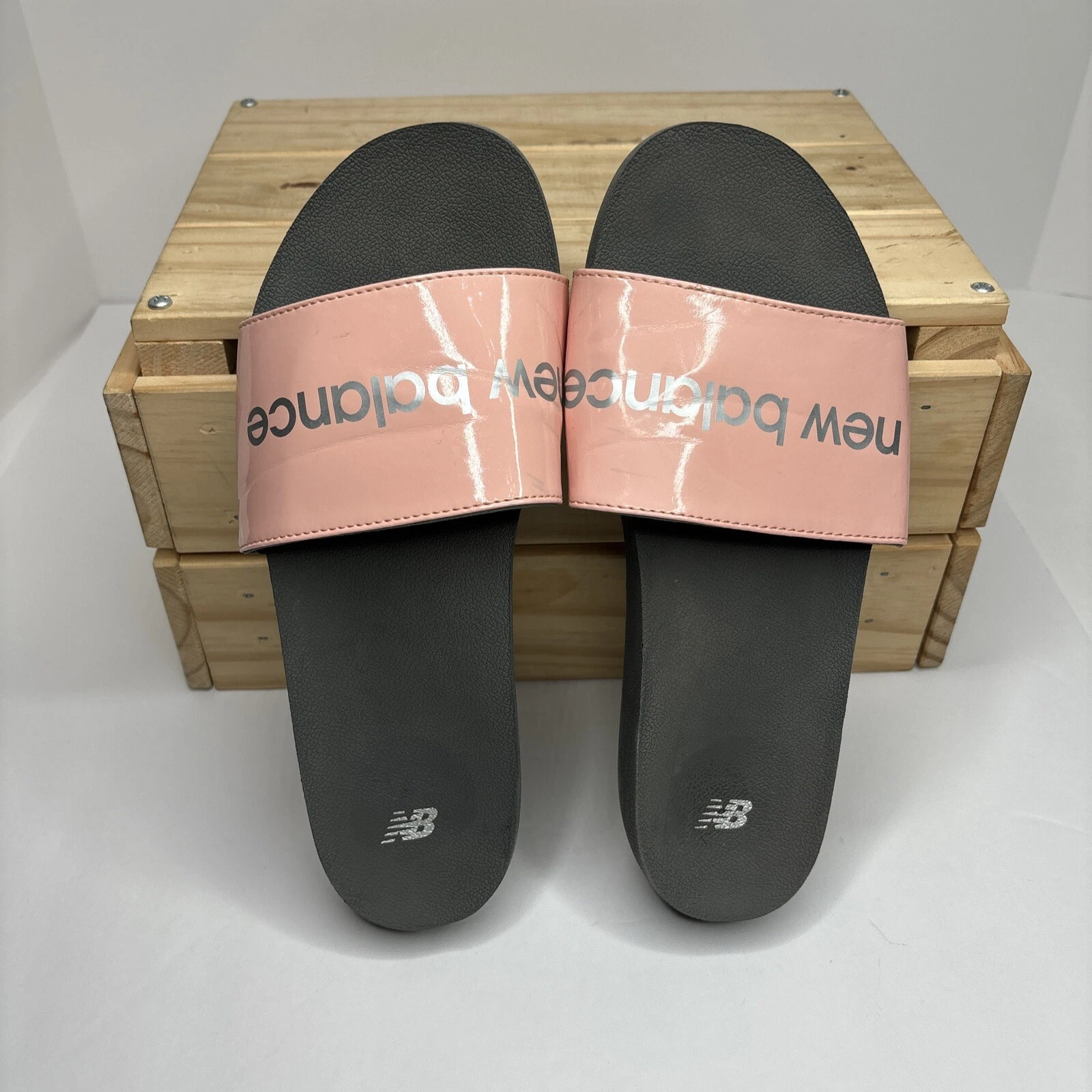Sandali da donna rosa New Balance taglia 7 grigi slides scarpe comode slip on