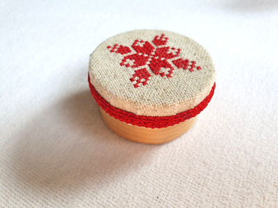 VDH -  Span Dose Spanschachtel mit Tropfenfänger - Deckel mit Stickerei - 1984