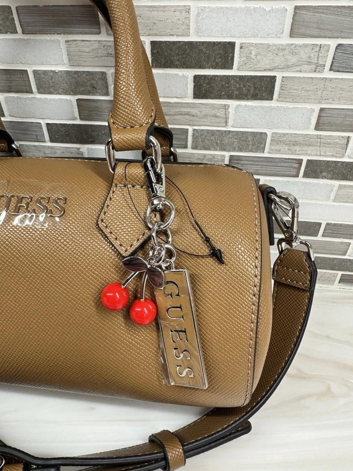 BOLSO BANDOLERA/BOLSO DE HOMBRO GUESS SILLÍN BRONCEADO BARRIL BRAZO CEREZA Foto 2 de 4