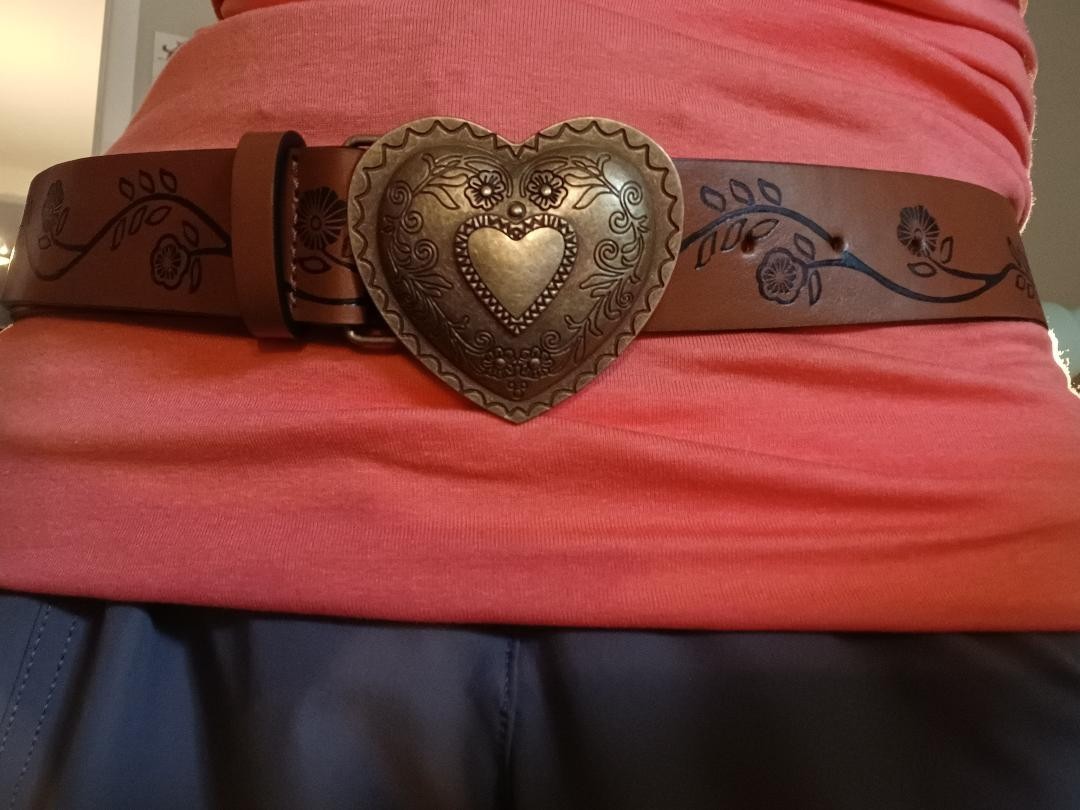 WOMEN WESTERN BROWN HEART BUCKLE LEATHER BELT Medium belt  display picture 2