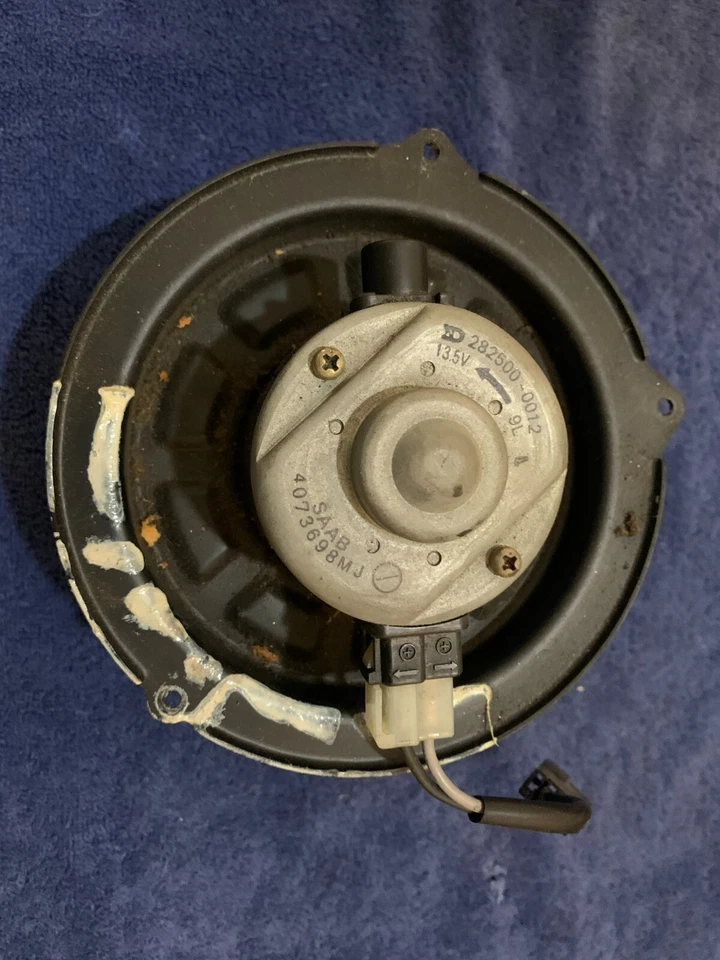 Clásico Saab 900 1993 sedán hatchback y convertible calefacción y motor soplador de aire acondicionado Foto 3 de 4