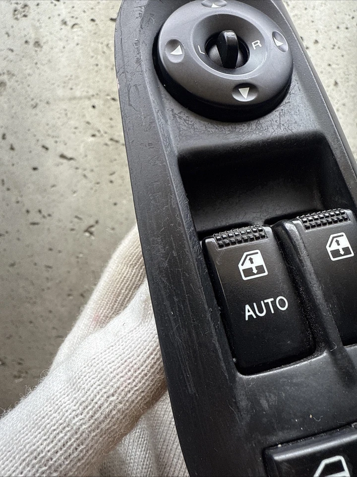 2006-2008 Hyundai Tiburon Driver's Master Power Window Switch Assembly W/Plugs - Image 4 of 4