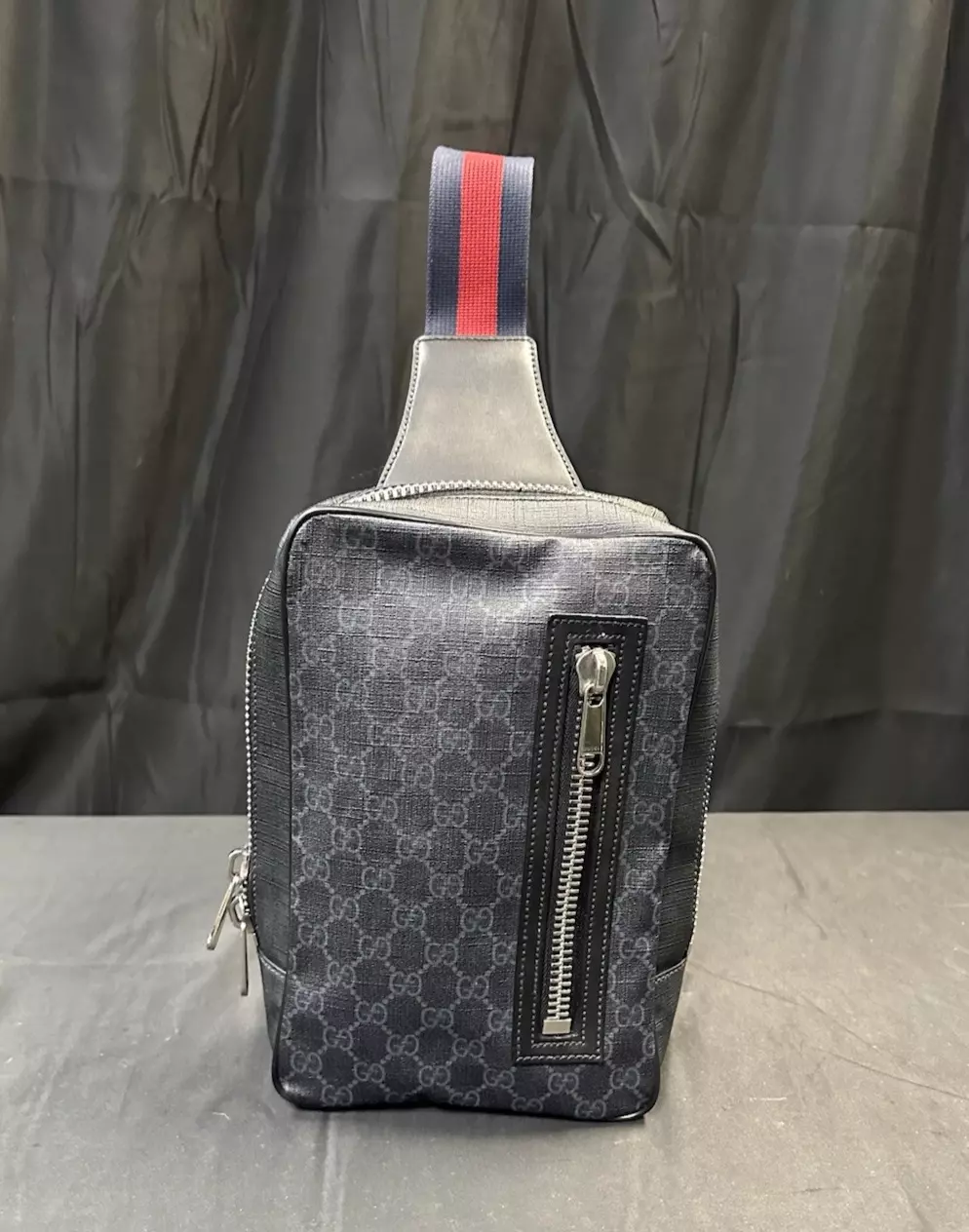 Sac à dos Gucci GG noir à bandoulière 478325