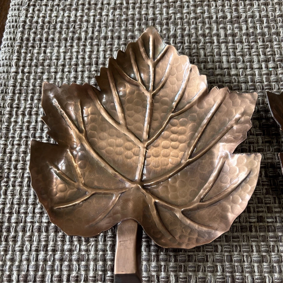 (2) The White Barn Candle Co.  Platos decorativos hoja de arce cobre martillado Foto 3 de 4