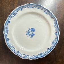 Moustiers. Assiette en faïence à décor de fleurs en camaïeu bleu, XVIIIe Siècle