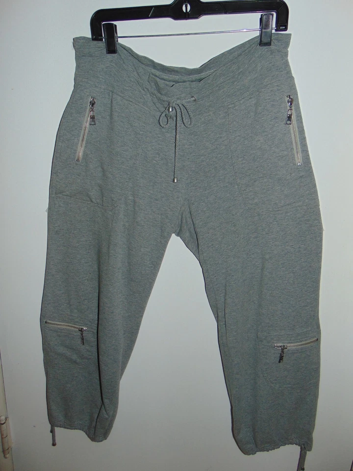 Pantalones de chándal Bloomingdale's para mujer gris cargo elásticos solapa bolsillos traseros cremalleras Foto 2 de 4