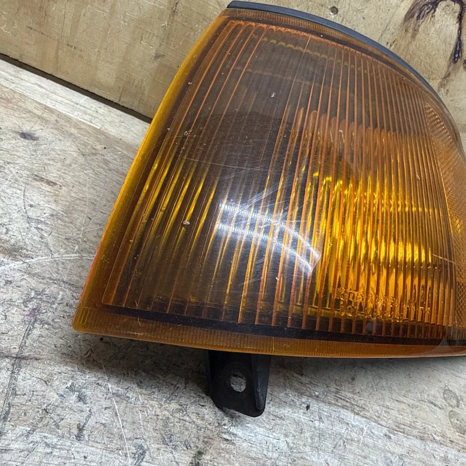 1997-1999 Mitsubishi Montero Sport Driver Side Left Turn Signal OEM-MR325895 - Imagem 2 de 4