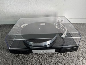 Pro-Ject KM Signature High End Plattenspieler in schwarz mit Tonarm limitiert