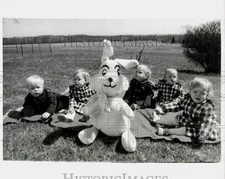 1971 Press Photo The Kienast quints on Easter in Liberty Corner, New Jersey