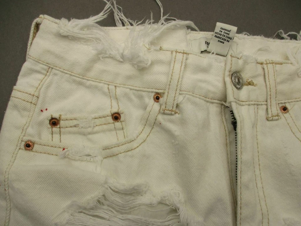 Shorts jeans feminino Forever 21 tamanho 24 marfim cintura alta algodão desgastado T119 - Imagem 3 de 4