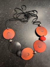 Collana disco resina rossa e nera modernista Maria Calderara fatta a mano a Venezia