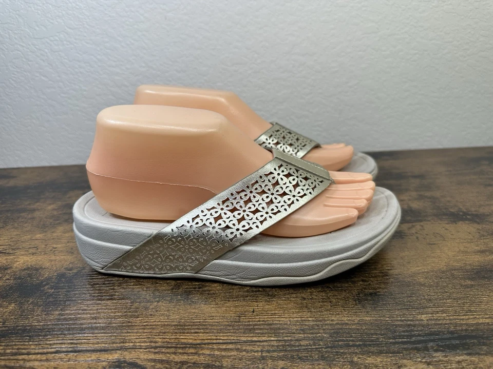 Sandalias Fitflop Surfa Enrejado Cuero Plateado/Dorado Chanclas Cómodas Florales Foto 3 de 4