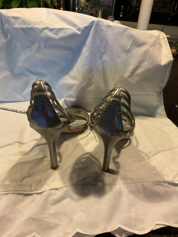 Sexy tacón de aguja plateado con tiras Foto 2 de 4