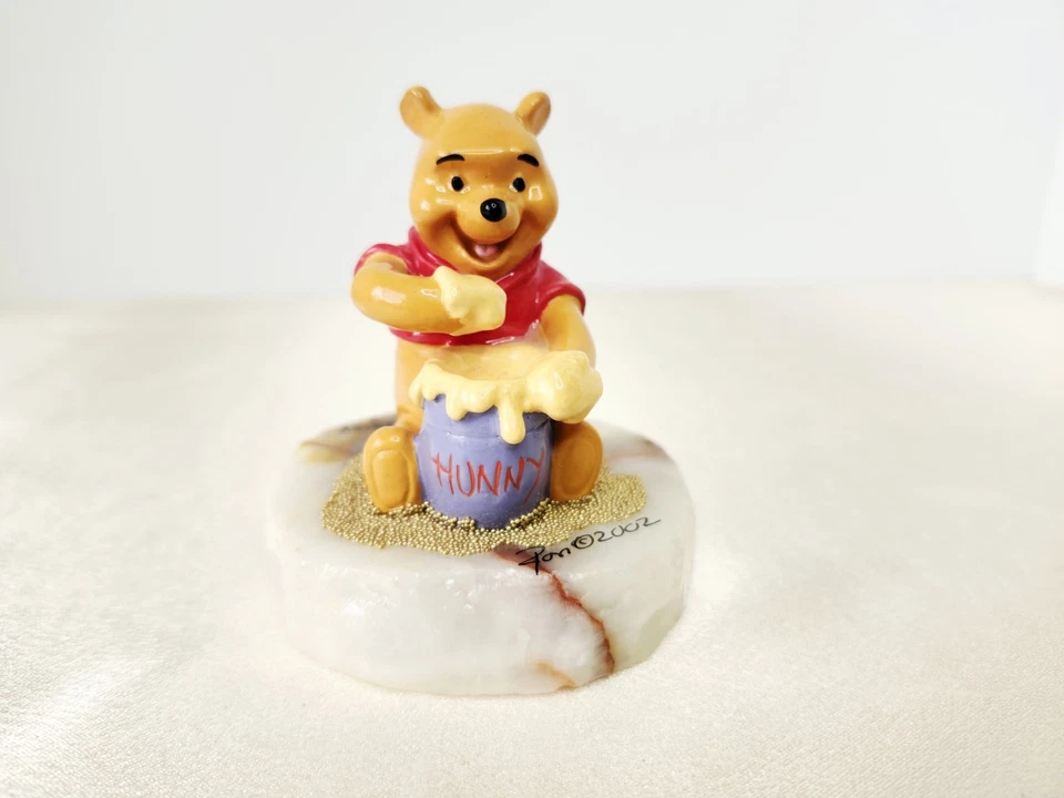 1997 Disney Ron Lee Winnie the Pooh & Honey Pot Figurine /5000 With Onyx Base - Image 2 of 4