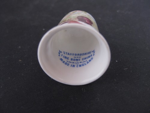 Vintage STAFFORDSHIRE ENGLAND FINE BONE CHINA decorative thimble - Picture 6 of 6