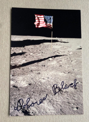 DOLORES BLACK ( 2015) Apollo 11 ''American Flag'' signed Foto 10x15 Autogramm
