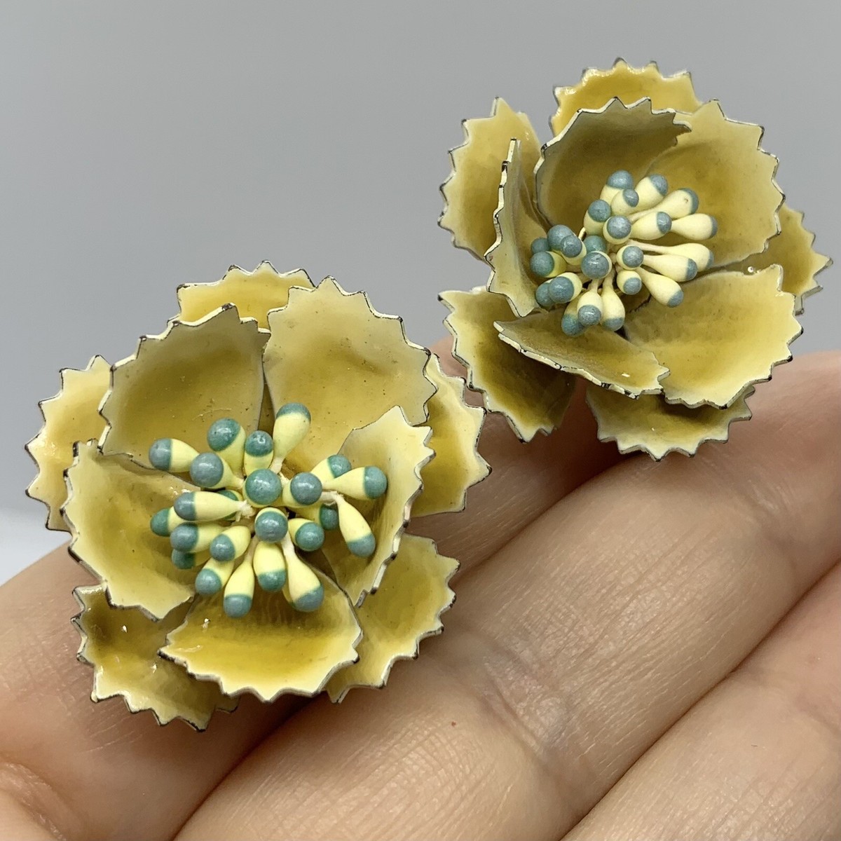 VTG FLOWER POWER ENAMEL EARRINGS YELLOW BLUE CLIP 