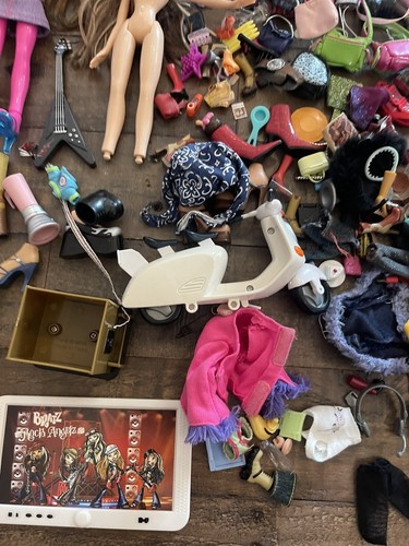 Huge Vintage Bratz Doll Lot Shoes Clothes Bags Accessories Dolls MORE! - Picture 7 of 12