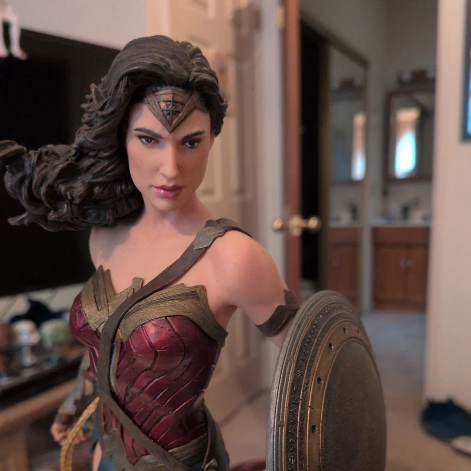 Estatua de Batman vs Superman de Wonder Woman de DC Collectibles Foto 4 de 4