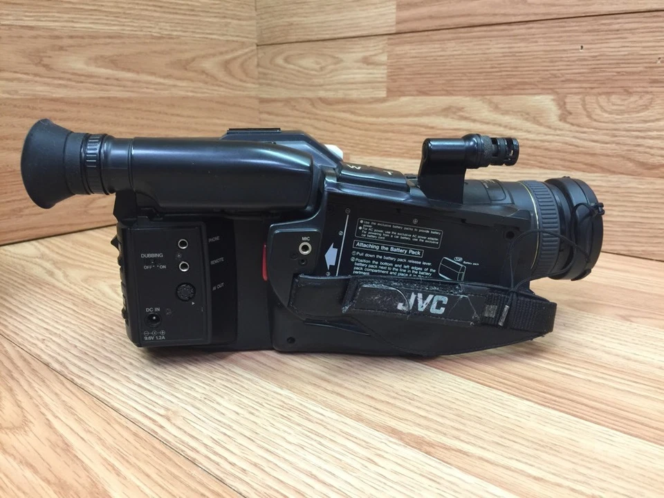JVC GR-303U Camera - Recorder / Player with Case & Manual Bundle *FOR PARTS* - Image 3 of 4