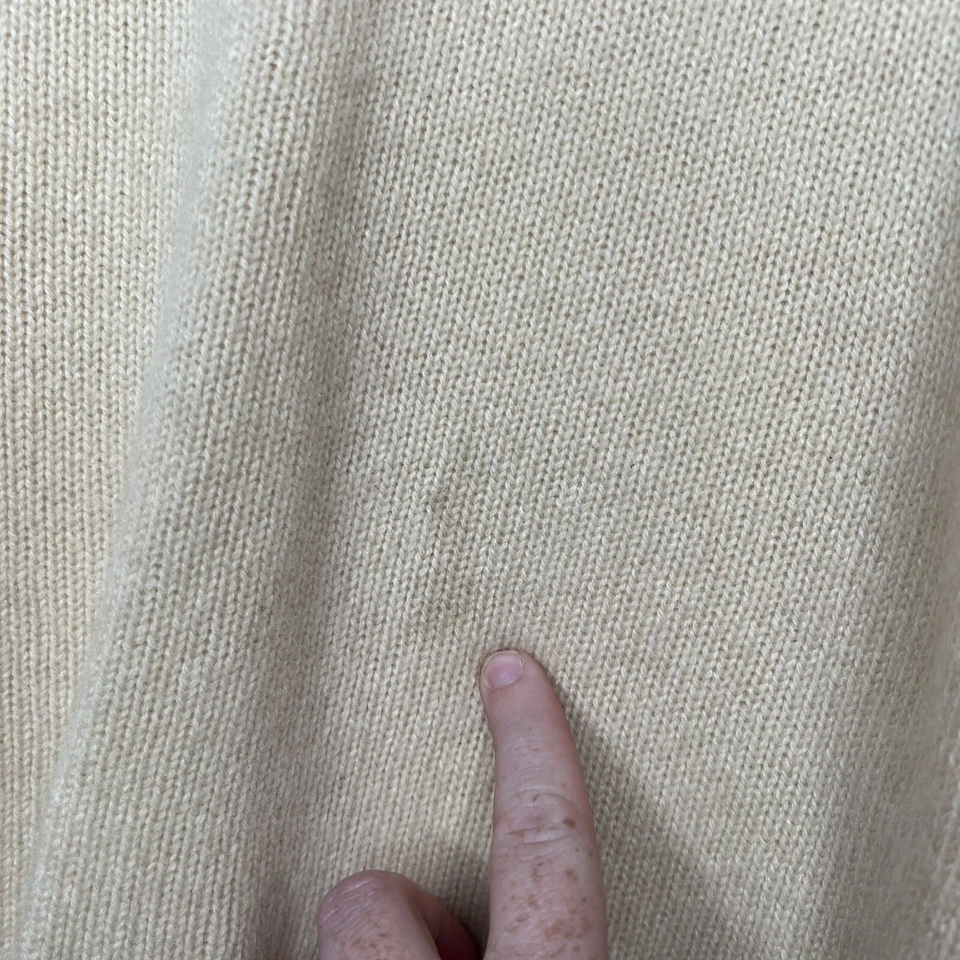 Suéter tejido cachemir manga larga Matilde para mujer crema pequeño cuello en V DEFECTUOSO Foto 2 de 4