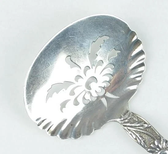 ANTIGUA CUCHARA BON BON CON PATRÓN DE MARGARITA DE VID ESTERLINA TIFFANY & CO - EDWARD C. MOORE Foto 3 de 4