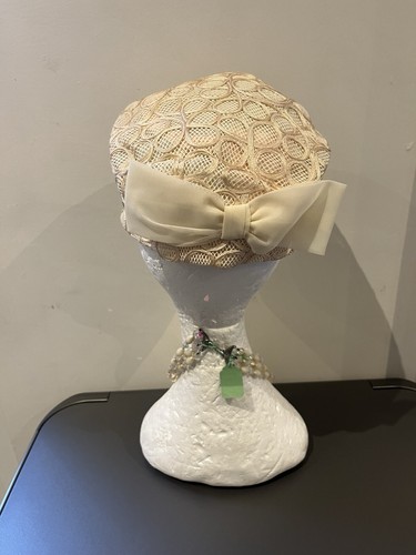 Vintage 1980’s cream soft pillbox hat with bow detail at the back - Picture 2 of 8
