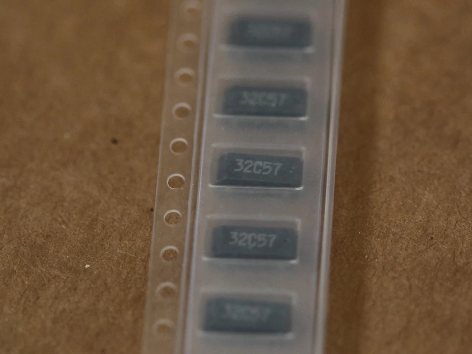 ECS-327-12.5 Tuning Fork Crystal Oscillator SMD 32.768 KHz ECS-327 100Pcs - Image 3 of 4