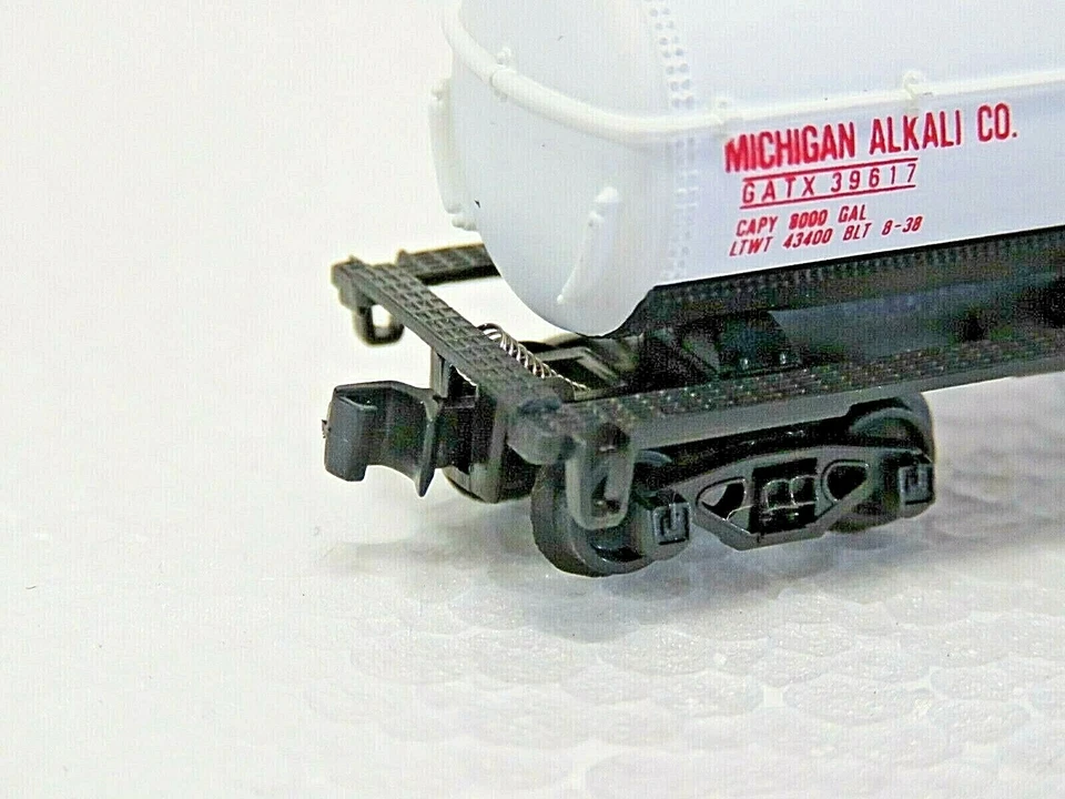 Model Power 83459 N Scale FREIGHT TANK CAR Michigan Alkali Co. New - Image 3 of 4